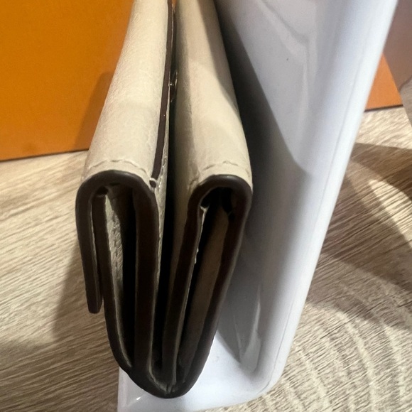 Louis Vuitton Portefeuille Trifold, LIKE NEW, Microchipped w/ COA - Picture 6 of 16